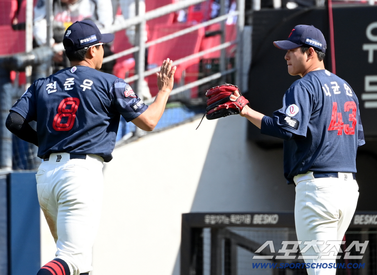 롯데 나균안이 광주 KIA전에서 투구를 마친 뒤 야수진을 맞이하는 모습