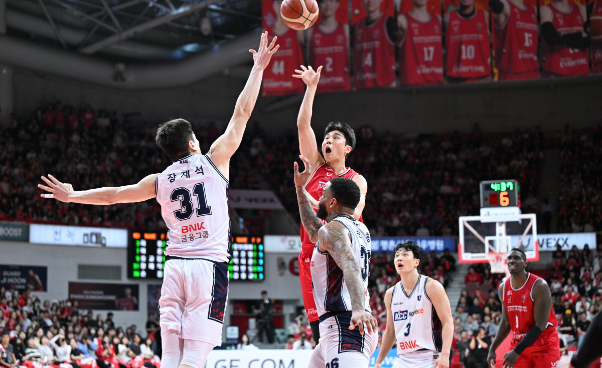 [4강PO리뷰]'복수전 성공했다' 정관장, KCC에 1패 후 1승으로 되갚아…91-83 승리, 부산 3차전에서 원점 새출발