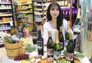 고물가에 와인 가격 오름세…이마트24, 자체 와인 브랜드 '꼬모' 리뉴얼 신상품 3종 선보여