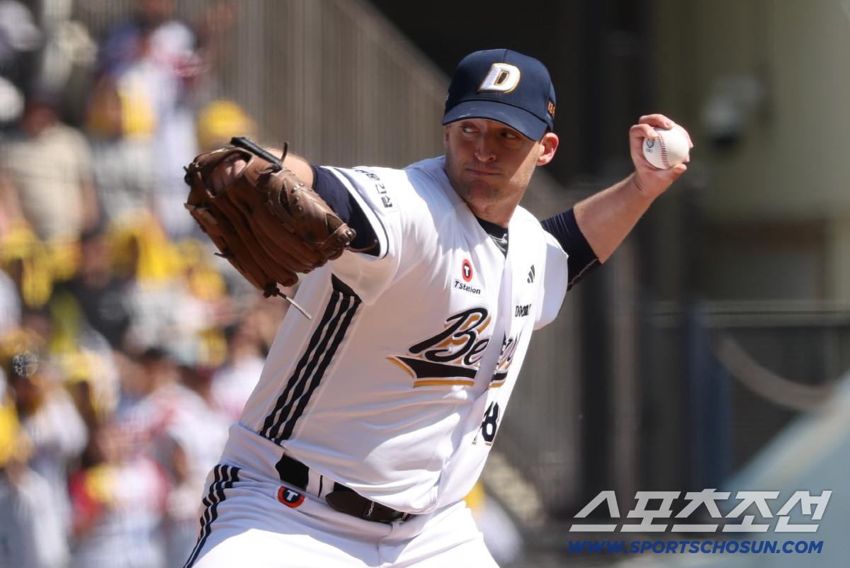 두산 벤자민이 26일 잠실 LG전서 공을 뿌리고 있다. 사진제공=두산 베어스