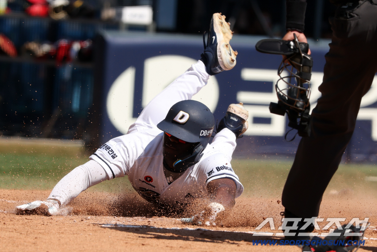 두산 카메론이 26일 잠실 LG전서 3회말 득점하고 있다. 사진제공=두산 베어스