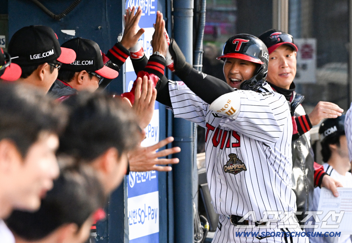 22일 잠실구장에서 열린 LG와 한화의 경기. 2회말 2사 1루 LG 송찬의가 투런포를 날린 뒤 환호하고 있다. 잠실=박재만 기자 pjm@sportschosun.com/2026.04.22/