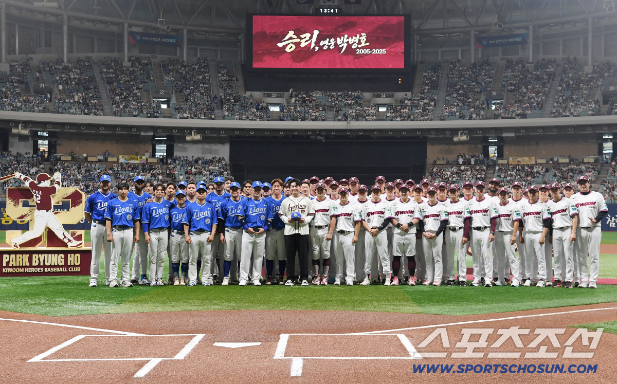 키움 히어로즈 박병호 코치의 은퇴식이 26일 오후 서울 고척스카이돔에서 열린 삼성-키움전을 앞두고 진행됐다. 양팀 선수들이 박병호와 함께 기념 사진을 찍고 있다. 고척=정재근 기자 cjg@sportschosun.com/2026.4.26/