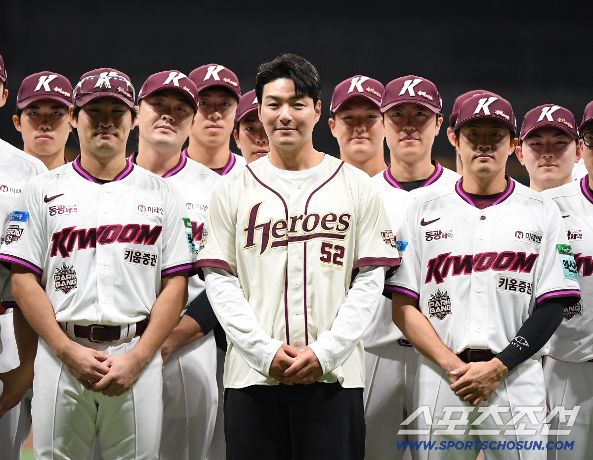 키움 히어로즈 박병호 코치의 은퇴식이 26일 오후 서울 고척스카이돔에서 열린 삼성-키움전을 앞두고 진행됐다. 박병호가 키움 선수들과 기념사진을 찍고 있다. 고척=정재근 기자 cjg@sportschosun.com/2026.4.26/