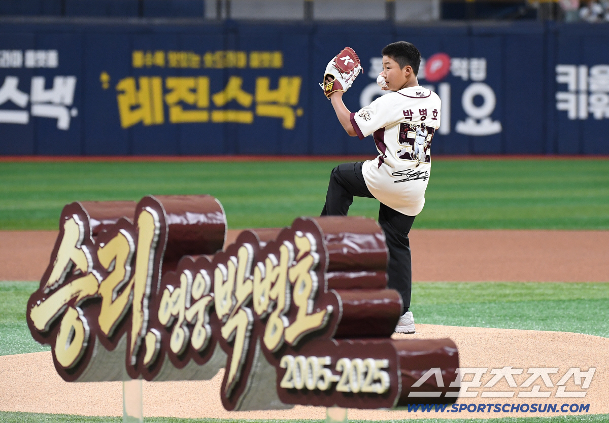 키움 히어로즈 박병호 코치의 은퇴식이 26일 오후 서울 고척스카이돔에서 열린 삼성-키움전을 앞두고 진행됐다. 아들이 시구를 하고 있다. 고척=정재근 기자 cjg@sportschosun.com/2026.4.26/