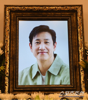 변영주 감독, 故 이선균 떠올리며 오열 