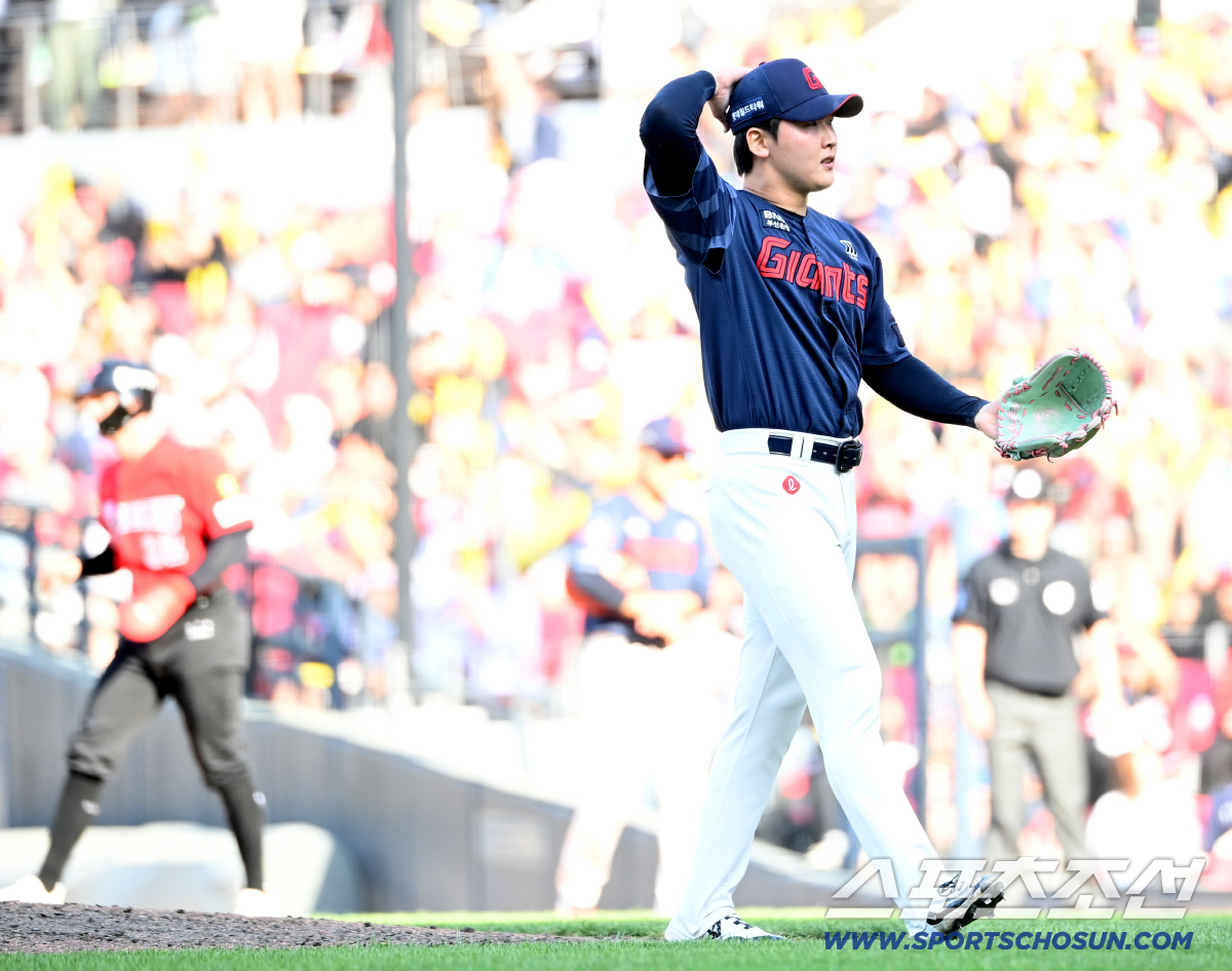 26일 광주KIA챔피언스필드에서 열린 롯데와 KIA의 경기. 9회말 1사 1,2루 최준용이 오선우에 볼넷을 내주며 아쉬워하고 있다. 광주=허상욱 기자 wook@sportschosun.com/2026.04.26/