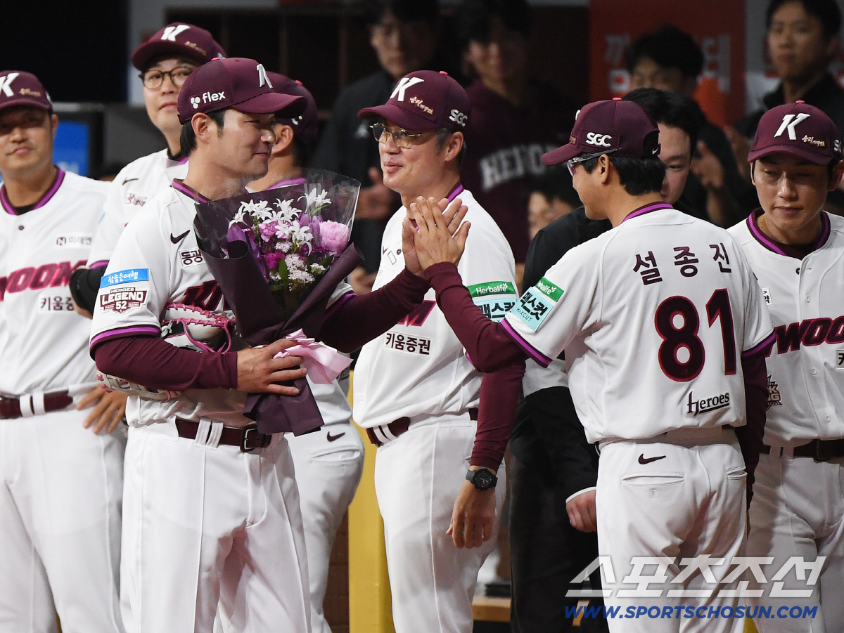 키움 히어로즈 박병호 코치의 은퇴식이 26일 오후 서울 고척스카이돔에서 열린 삼성-키움전을 앞두고 진행됐다. 특별 엔트리로 1루수로 나섰다가 교체되어 나온 박병호가 설종진 감독과 하이파이브하고 있다. 고척=정재근 기자 cjg@sportschosun.com/2026.4.26/