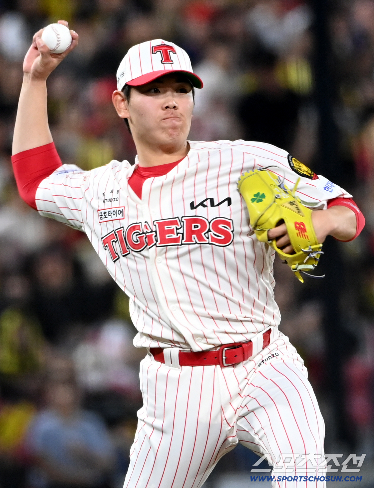 25일 광주KIA챔피언스필드에서 열린 롯데와 KIA의 경기. 1루에 공을 뿌리는 KIA 성영탁. 광주=허상욱 기자 wook@sportschosun.com/2026.04.25/