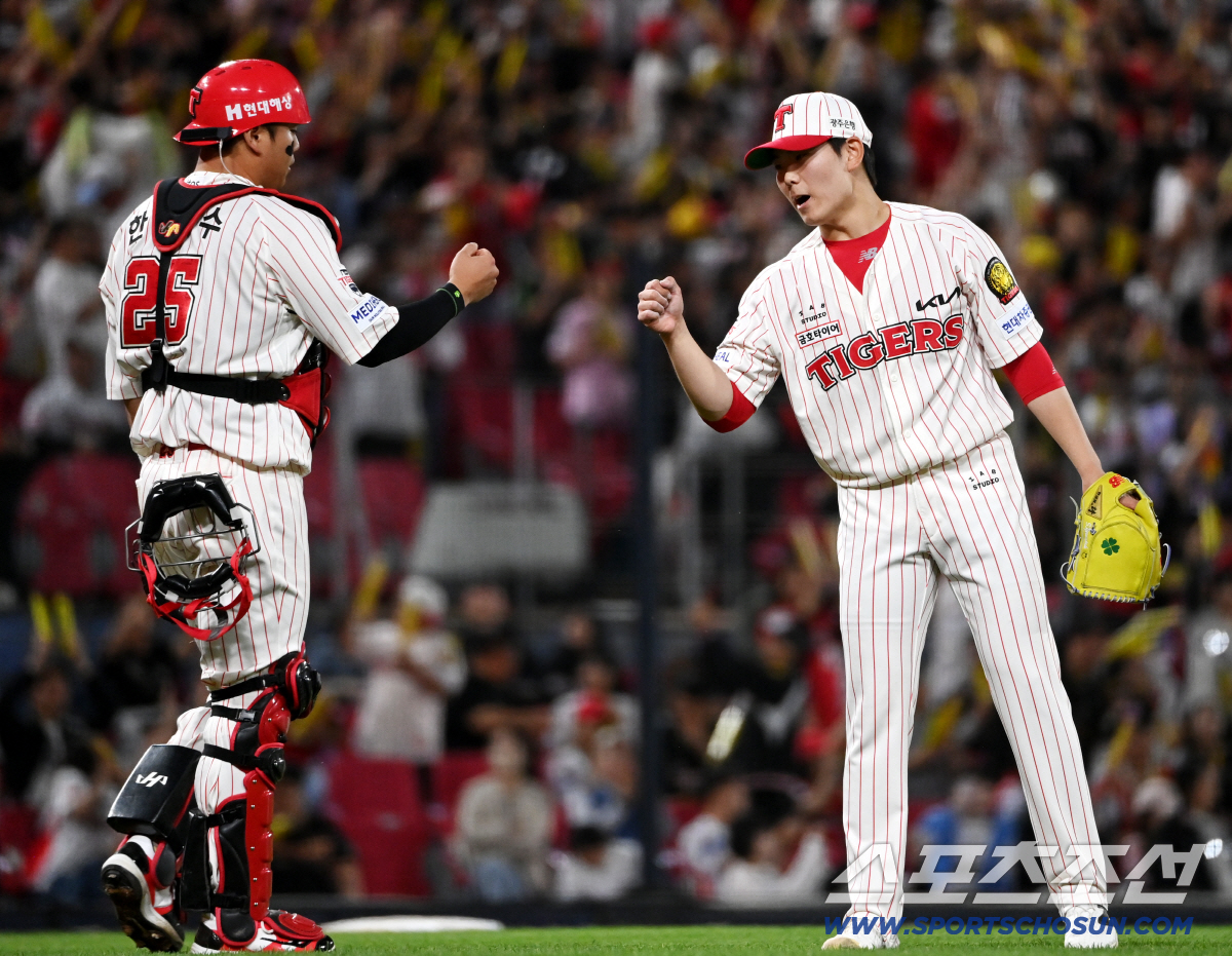 25일 광주KIA챔피언스필드에서 열린 롯데와 KIA의 경기. KIA가 4대3으로 승리했다. 승리의 기쁨을 나누는 성영탁 한준수 배터리의 모습. 광주=허상욱 기자 wook@sportschosun.com/2026.04.25/