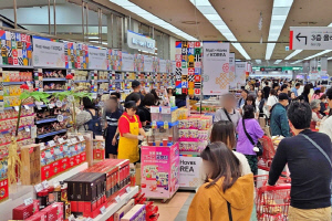 '5월 외국인 관광객 성수기' 맞는 유통업계…간편결제 확대하고 체험형 프로그램 마련