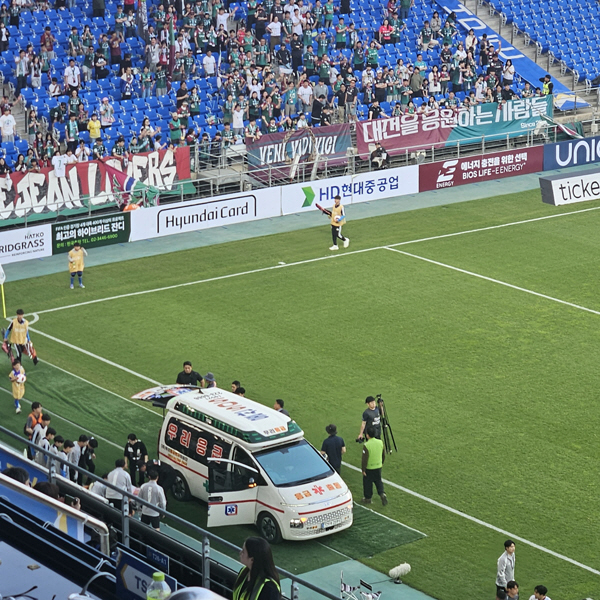 [현장에서]"공중에서 허리부터 떨어져" 마사 안타까운 부상, 앰뷸런스 타고 병원 이송…4-1 대승에도 웃지 못한 황선홍 "큰 부상 아니길"