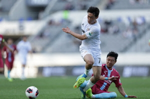 '첫 승은 언제, 또 졌다' 8경기 연속 무승행진 김해FC, 신생팀 용인에 1-4 완패..'변화가 필요한 시점이다'