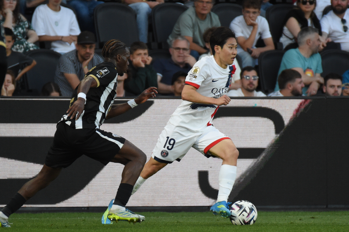 PSG's Lee Kang-in, right, controls the ball during the French League One soccer match between Angers and Paris Saint-Germain in Angers, western France, Saturday, April 25, 2026. (AP Photo/Mathieu Pattier)