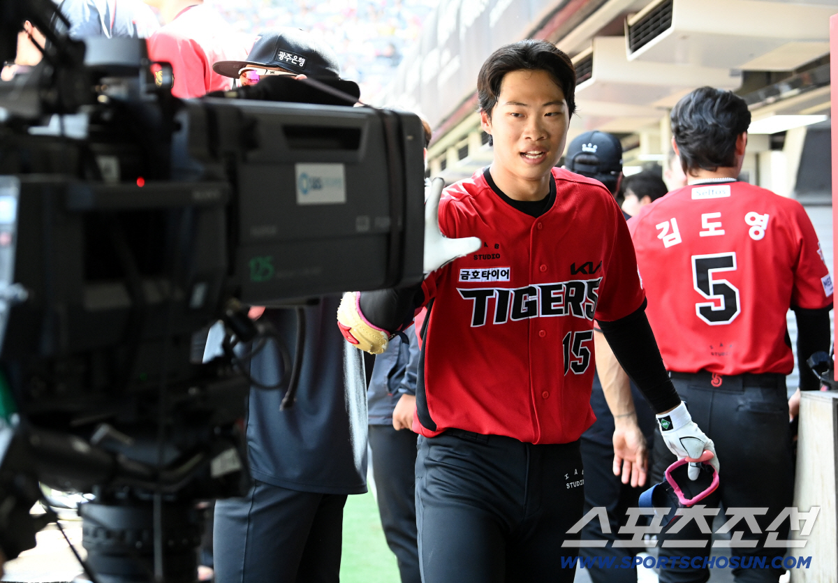 26일 광주KIA챔피언스필드에서 열린 롯데와 KIA의 경기. 1회말 선두타자 홈런을 날린 박재현이 더그아웃 동료들의 무관심 세리머니에 카메라와 하이파이브를 하고 있다. 광주=허상욱 기자 wook@sportschosun.com/2026.04.26/
