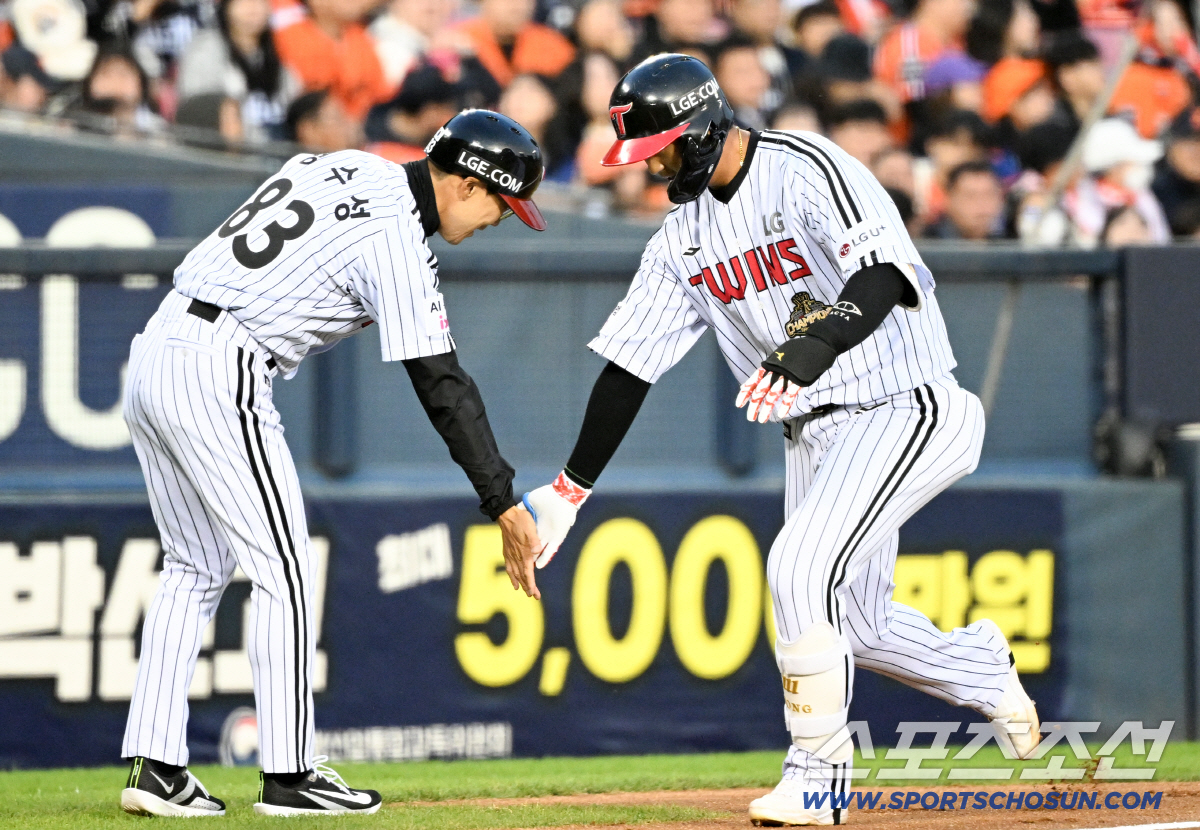 22일 잠실구장에서 열린 LG와 한화의 경기. 2회말 2사 1루 LG 송찬의가 투런포를 날린 뒤 환호하고 있다. 잠실=박재만 기자 pjm@sportschosun.com/2026.04.22/