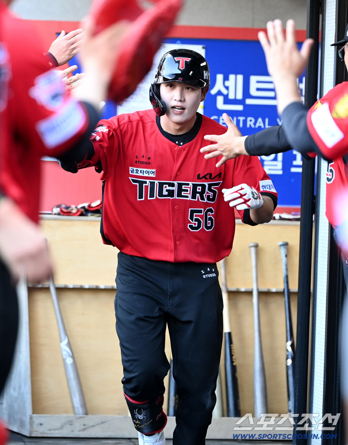 26일 광주KIA챔피언스필드에서 열린 롯데와 KIA의 경기. 7회말 1사 1루 오선우가 추격의 2점홈런을 치고 기쁨을 나누고 있다. 광주=허상욱 기자 wook@sportschosun.com/2026.04.26/