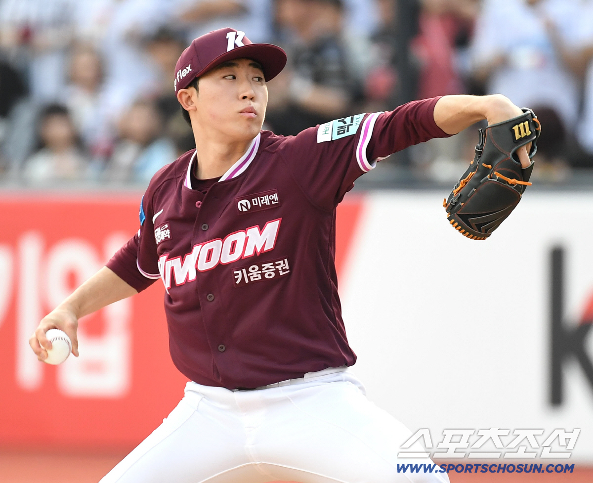 18일 수원 케이티위즈파크에서 열린 KT와 키움의 경기. 투구하고 있는 키움 배동현. 수원=송정헌 기자 songs@sportschosun.com/2026.04.18/