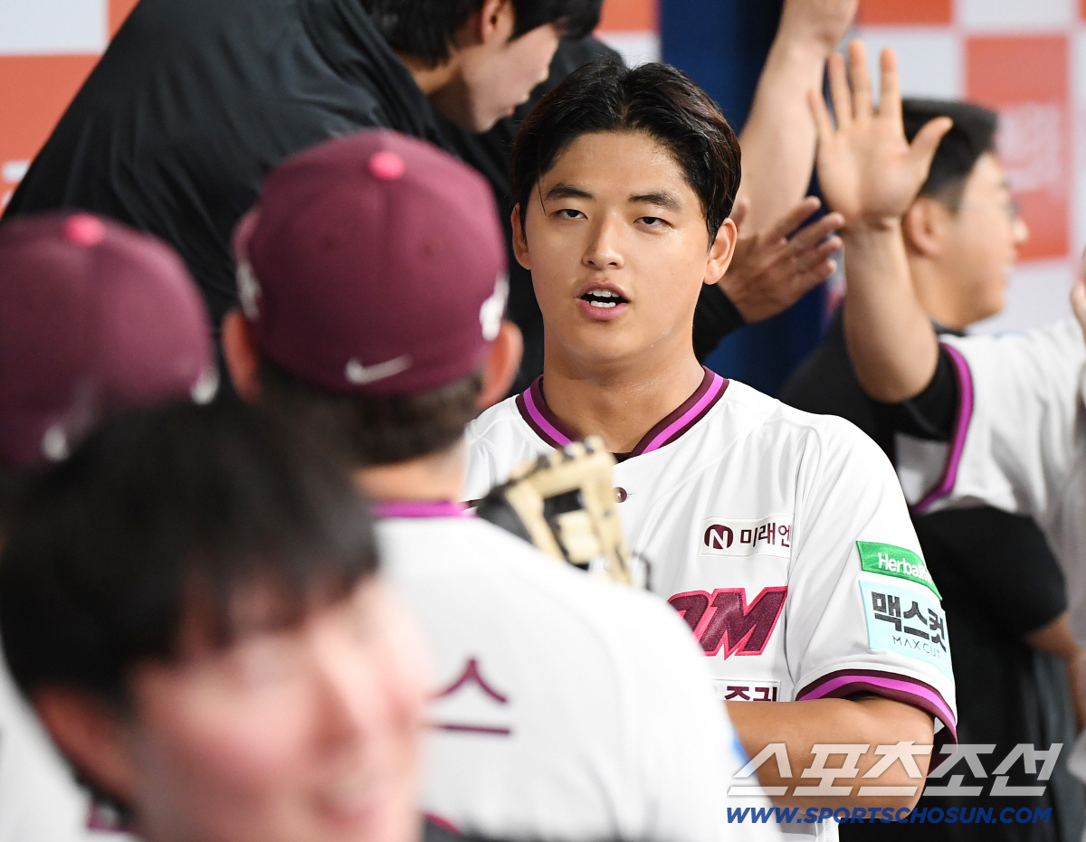 26일 오후 서울 고척스카이돔에서 열린 삼성-키움전. 5이닝 무실점으로 호투한 키움 선발 박준현이 동료들의 축하를 받고 있다. 고척=정재근 기자 cjg@sportschosun.com/2026.4.26/
