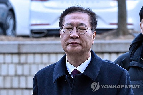 (서울=연합뉴스) 김성민 기자 = 12·3 비상계엄 사태에 가담하고 김건희 여사의 수사 관련 청탁을 들어준 혐의로 기소된 박성재 전 법무부장관이 9일 서울 서초구 서울중앙지방법원에서 열린 공판에 출석하고 있다. 2026.2.9 [공동취재] ksm7976@yna.co.kr