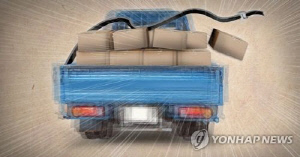 고속도로서 화물차 적재물 닻 낙하…추돌사고·교통 정체