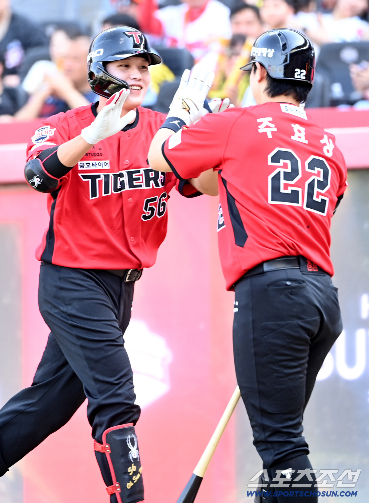 미소를 지으며 홈런의 기쁨을 만끽 하는 오선우