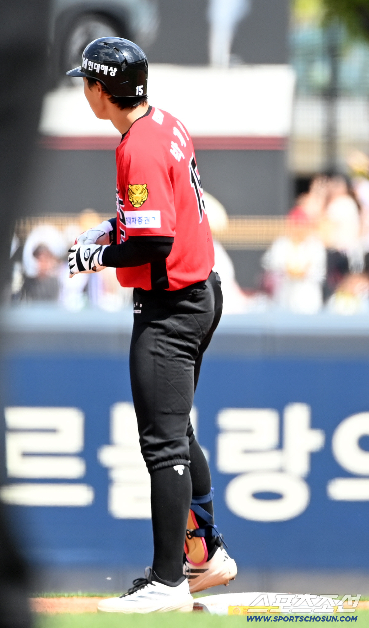 2루에 멈춰 선 박재현, 그런데 공은 어디 간거지?