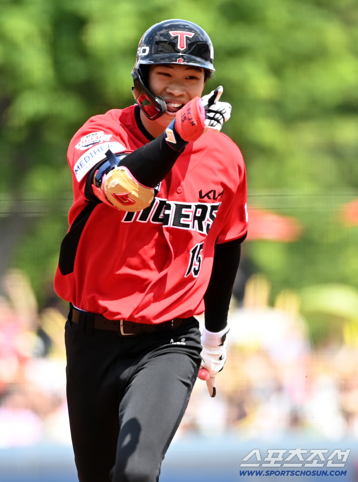 프로 데뷔 첫 홈런의 기쁨을 마음껏 표현하는 박재현