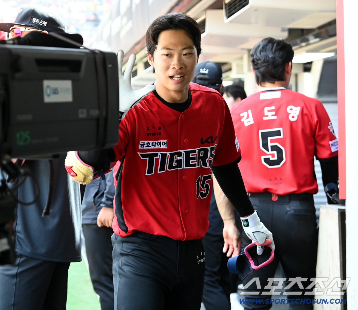 아무 반응이 없던 더그아웃, 멋쩍은 마음에 카메라에 손을