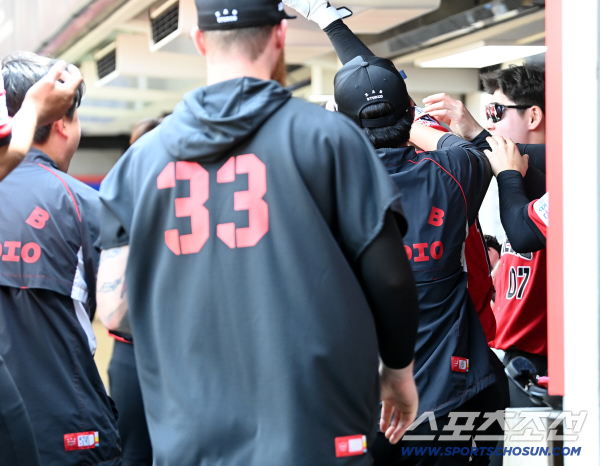 정적이 흐른 뒤 박재현에게 몰려든 형님들