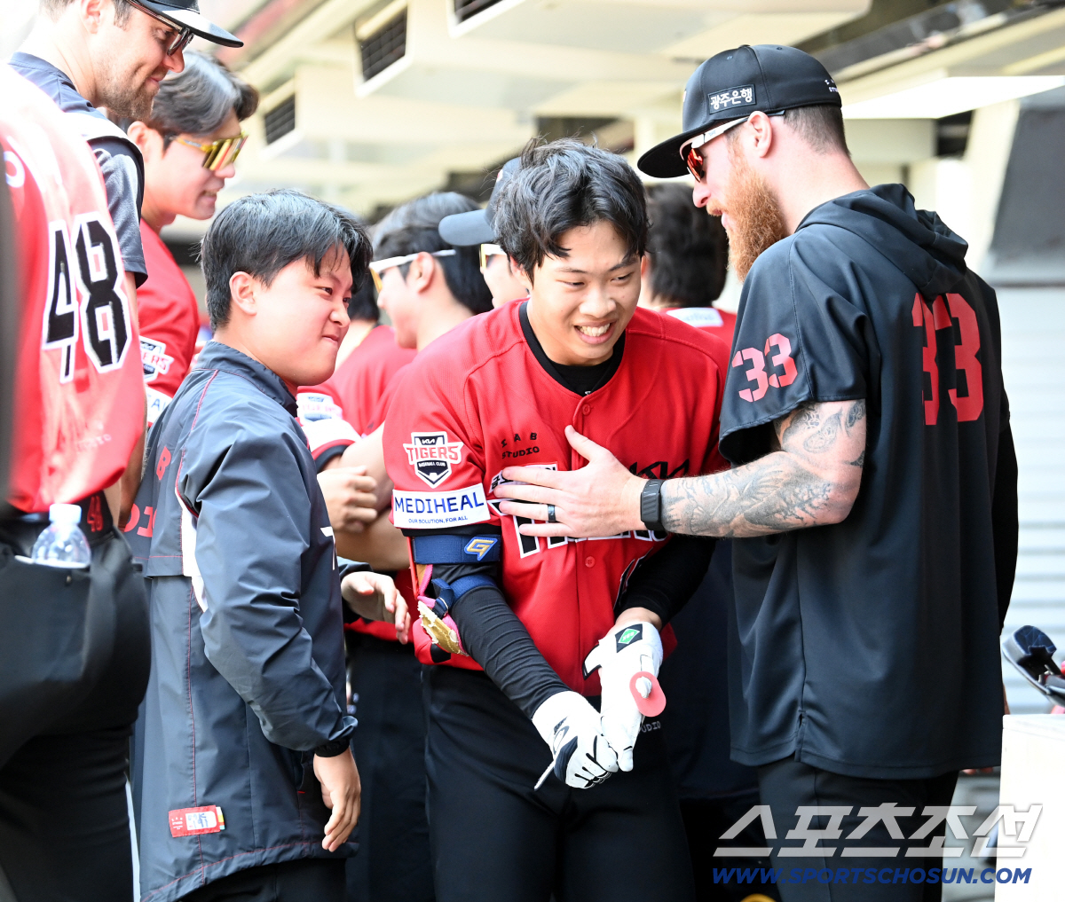 쏟아지는 축하에 기분 좋은 미소를 짓는 박재현