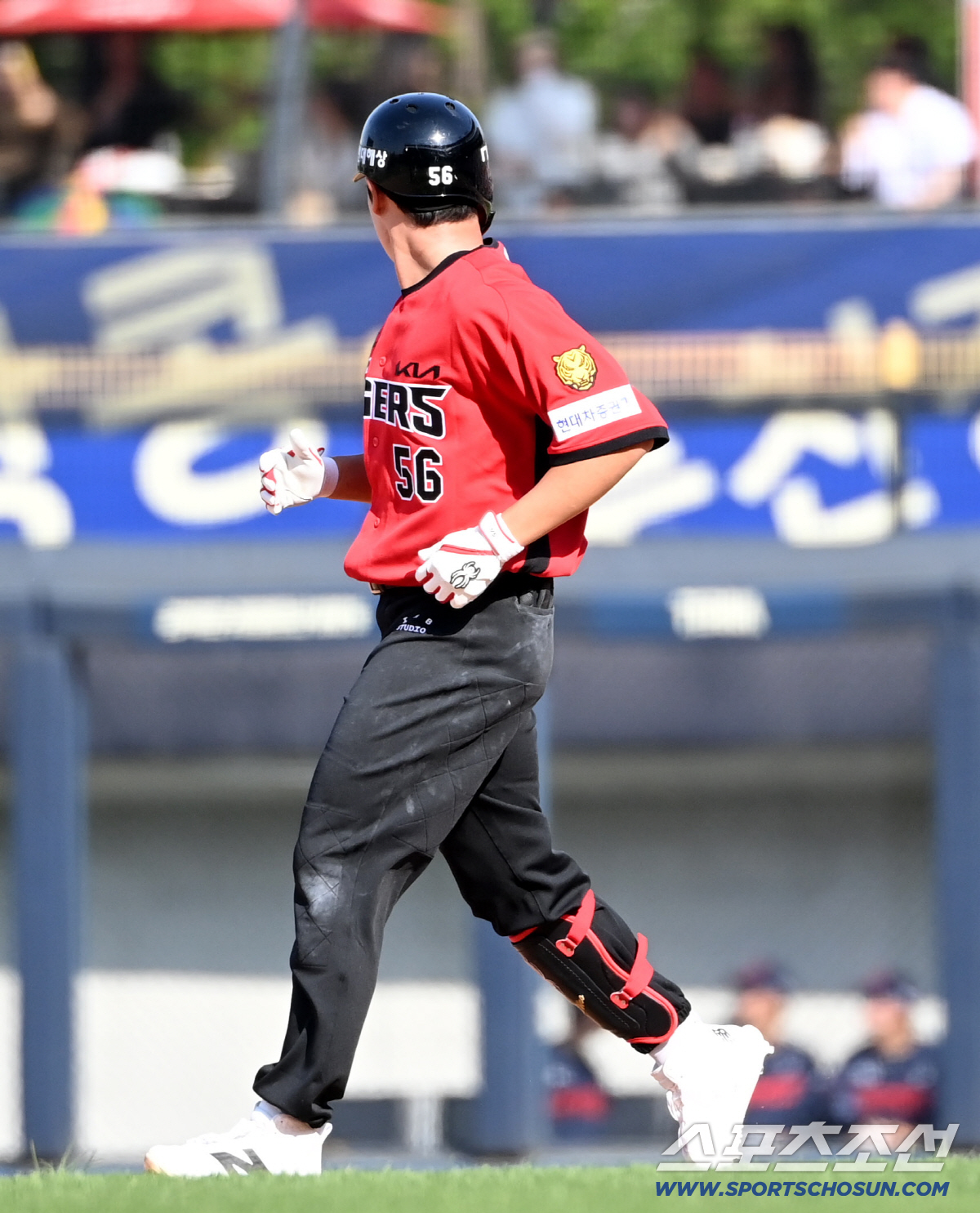 우측 담장에 시선을 고정한 채 2루로 향하는 오선우