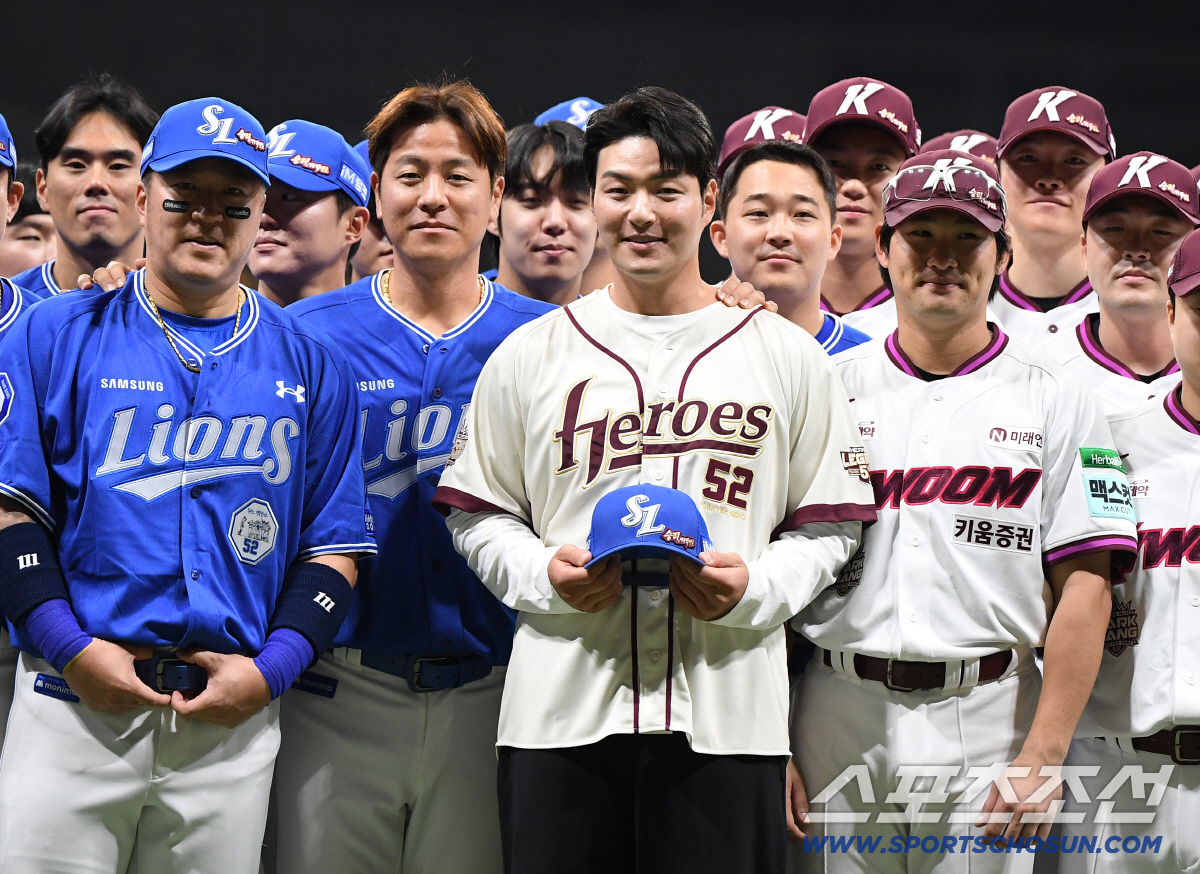 키움 히어로즈 박병호 코치의 은퇴식이 26일 오후 서울 고척스카이돔에서 열린 삼성-키움전을 앞두고 진행됐다. 양팀 선수들이 박병호와 함께 기념 사진을 찍고 있다. 고척=정재근 기자 cjg@sportschosun.com/2026.4.26/