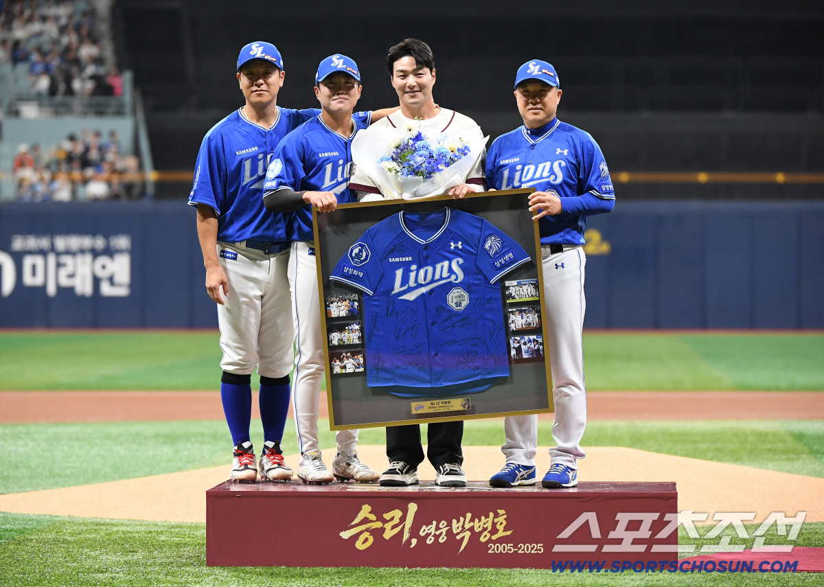 키움 히어로즈 박병호 코치의 은퇴식이 26일 오후 서울 고척스카이돔에서 열린 삼성-키움전을 앞두고 진행됐다. 박병호가 삼성 박진만 감독, 강민호, 류지혁의 축하를 받고 있다. 고척=정재근 기자 cjg@sportschosun.com/2026.4.26/