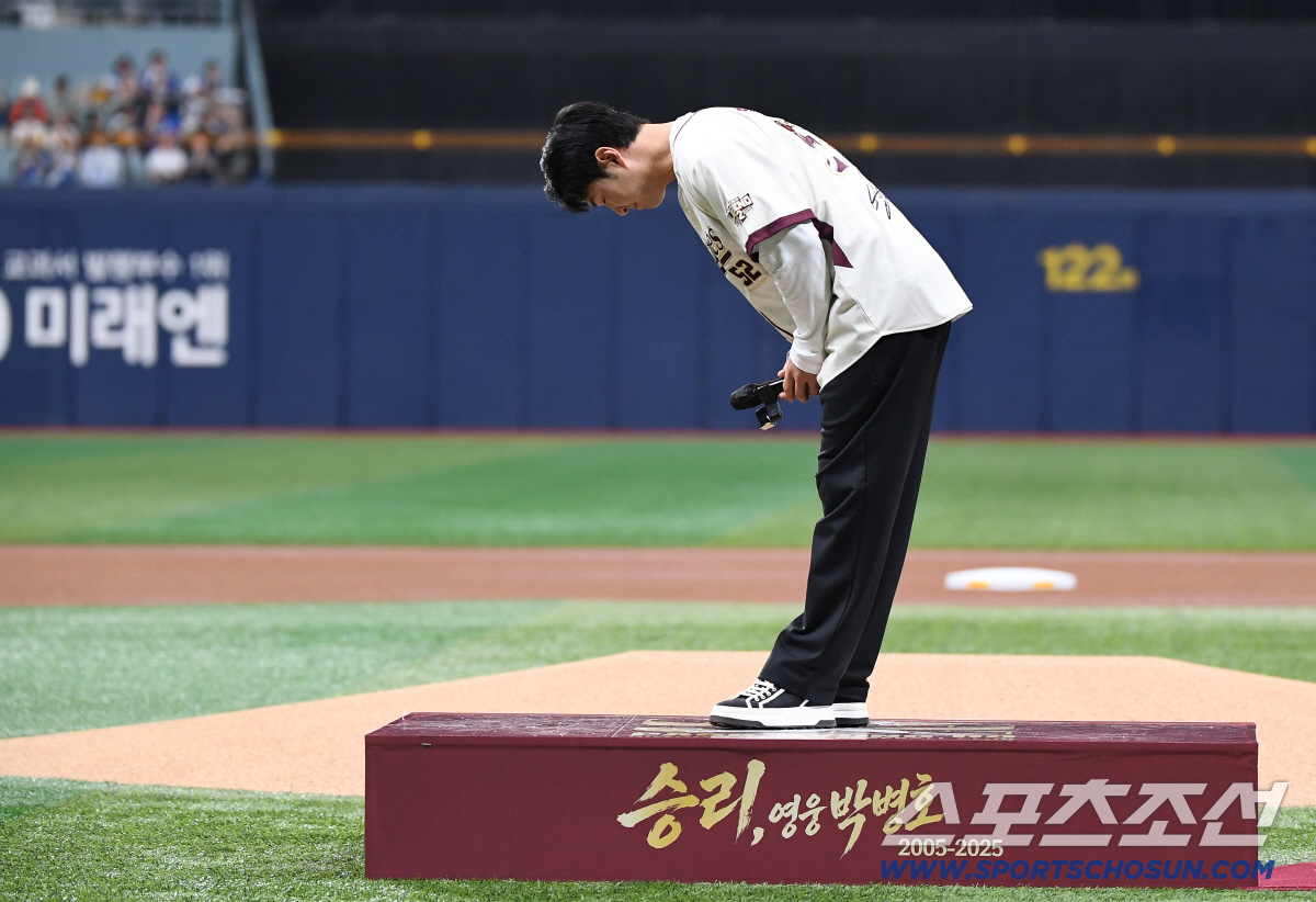 키움 히어로즈 박병호 코치의 은퇴식이 26일 오후 서울 고척스카이돔에서 열린 삼성-키움전을 앞두고 진행됐다. 박병호가 팬들에게 인사하고 있다. 고척=정재근 기자 cjg@sportschosun.com/2026.4.26/