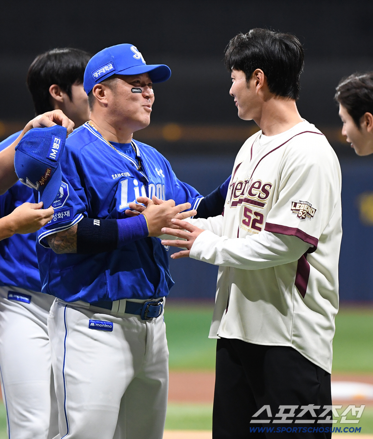 키움 히어로즈 박병호 코치의 은퇴식이 26일 오후 서울 고척스카이돔에서 열린 삼성-키움전을 앞두고 진행됐다. 삼성 최형우가 박병호와 인사하고 있다. 고척=정재근 기자 cjg@sportschosun.com/2026.4.26/