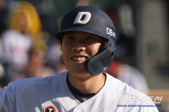 두산 베어스 박준순이 26일 잠실 LG 트윈스전서 연장 10회말 끝내기 안타를 친 뒤 밝게 웃고 있다. 사진제공=두산 베어스