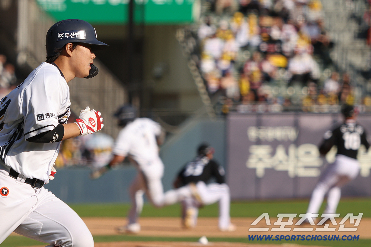 두산 베어스 박준순이 26일 잠실 LG 트윈스전서 연장 10회말 끝내기 안타를 친 1루로 달려가고 있다. 사진제공=두산 베어스