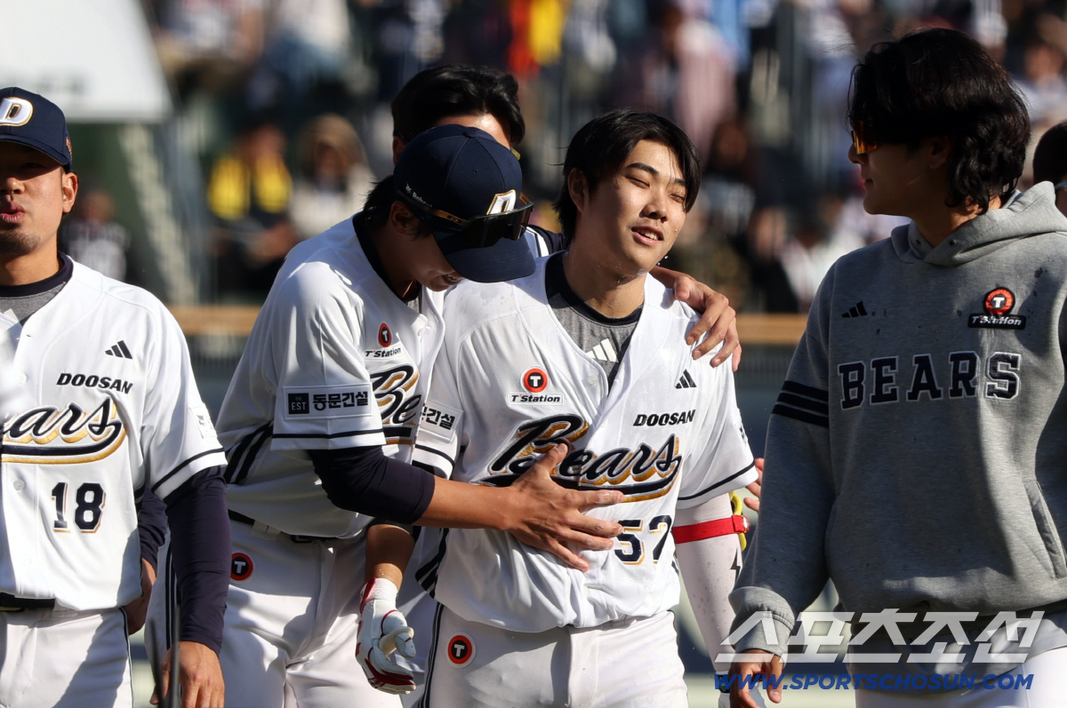 두산 베어스 박준순이 26일 잠실 LG 트윈스전서 연장 10회말 끝내기 안타를 친 뒤 동료들의 축하 세례를 받고 있다. 사진제공=두산 베어스