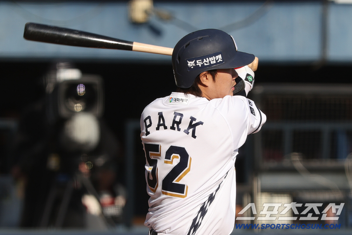 두산 베어스 박준순이 26일 잠실 LG 트윈스전서 연장 10회말 끝내기 안타를 치고 있다. 사진제공=두산 베어스