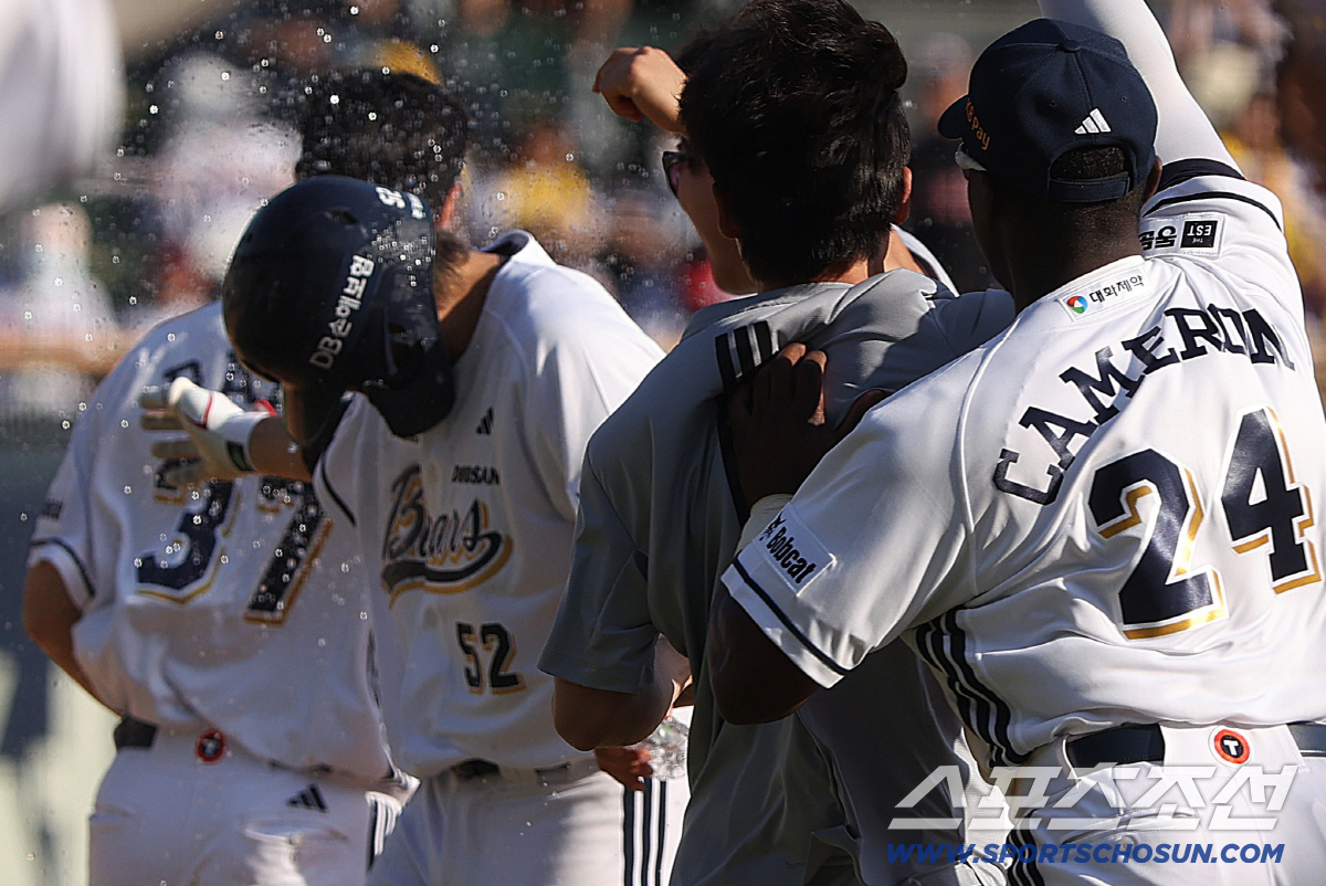 두산 베어스 박준순이 26일 잠실 LG 트윈스전서 연장 10회말 끝내기 안타를 친 뒤 동료들의 축하 물세례를 받고 있다. 사진제공=두산 베어스