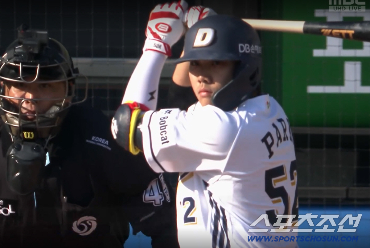 두산 베어스 박준순이 9회말 1사 2루서 초구를 맞이하기 전 타격 자세. 배트를 뒷부분까지 길게 잡은 모습이 보인다. MBC TV 방송 화면 캡쳐