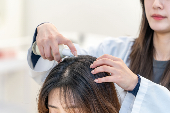 얼굴 피부처럼 두피 관리 '헤어 스키니피케이션', 뷰티업계 새로운 먹거리로 떠올라…마이크로바이옴·AI 진단 등 개발 '봇물'