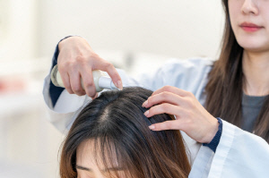 얼굴 피부처럼 두피 관리 '헤어 스키니피케이션', 뷰티업계 새로운 먹거리로 떠올라…마이크로바이옴·AI 진단 등 개발 '봇물'