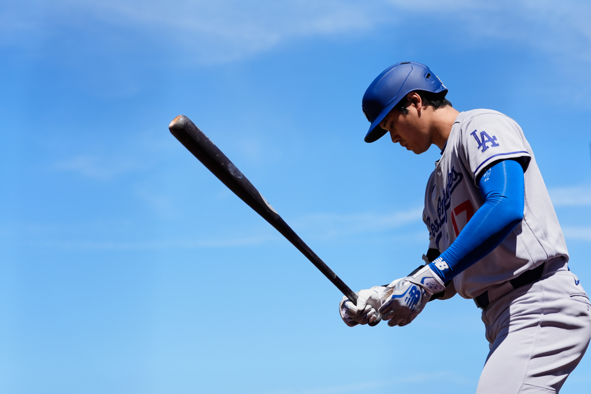 Los Angeles Dodgers' Shohei Ohtani gets ready for his at-bat during the ninth inning of a baseball game against the San Francisco Giants, Thursday, April 23, 2026, in San Francisco. (AP Photo/Godofredo A. Vasquez)