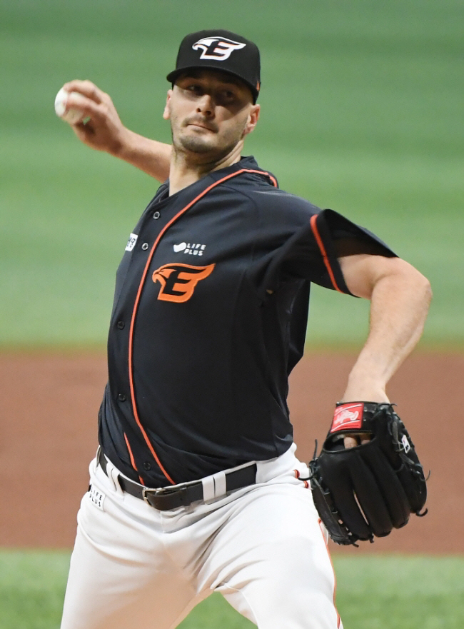 "쓰레기나라(한국)에서 잘 지내"…韓비하 '역대급外人' 前한화 투수, 빅리그 승승장구→인성·실력 반비례?