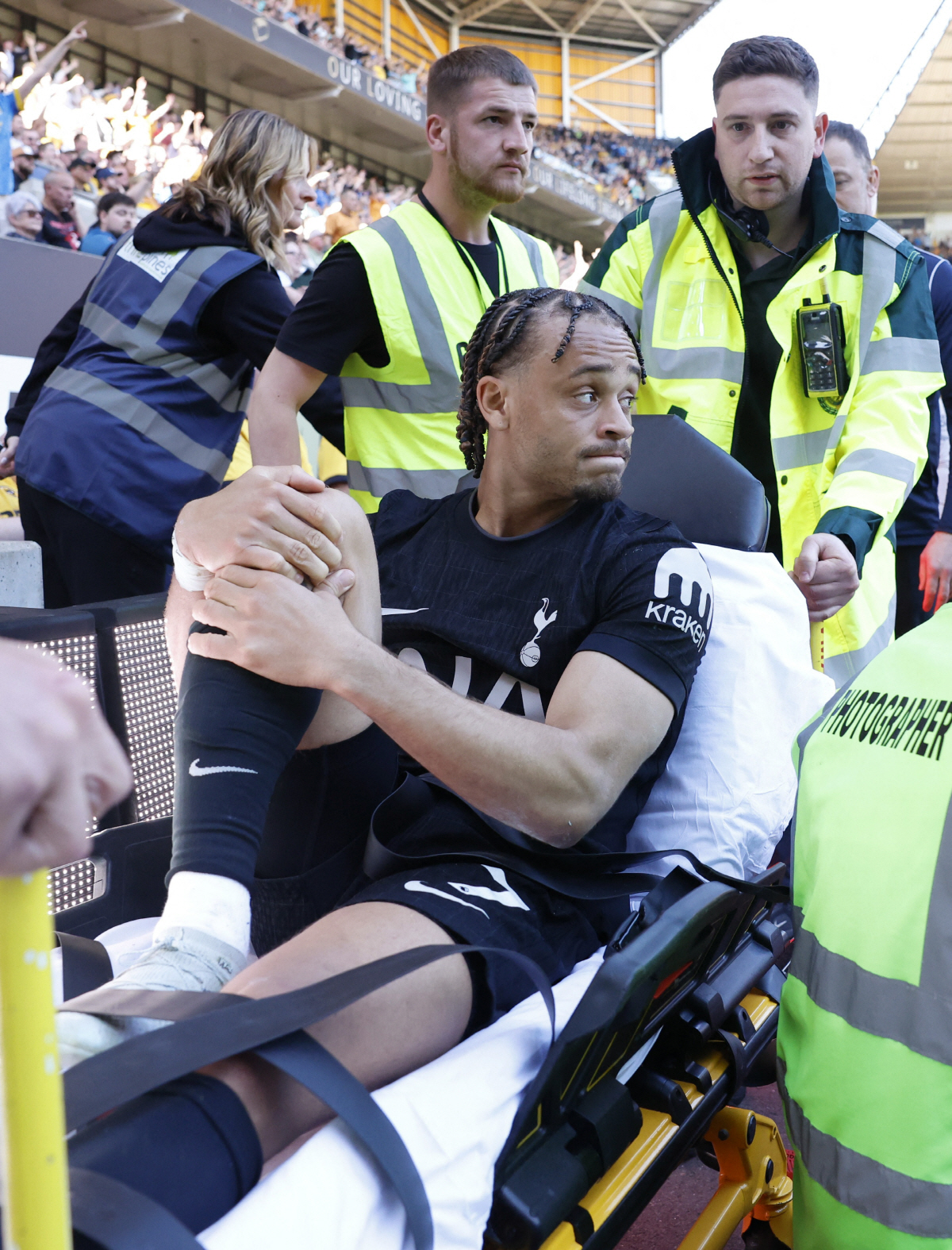 Soccer Football - Premier League - Wolverhampton Wanderers v Tottenham Hotspur - Molineux Stadium, Wolverhampton, Britain - April 25, 2026 Tottenham Hotspur's Xavi Simons is carried off the pitch in a stretcher after sustaining an injury Action Images via Reuters/Jason Cairnduff EDITORIAL USE ONLY. NO USE WITH UNAUTHORIZED AUDIO, VIDEO, DATA, FIXTURE LISTS, CLUB/LEAGUE LOGOS OR 'LIVE' SERVICES. ONLINE IN-MATCH USE LIMITED TO 120 IMAGES, NO VIDEO EMULATION. NO USE IN BETTING, GAMES OR SINGLE CLUB/LEAGUE/PLAYER PUBLICATIONS. PLEASE CONTACT YOUR ACCOUNT REPRESENTATIVE FOR FURTHER DETAILS..