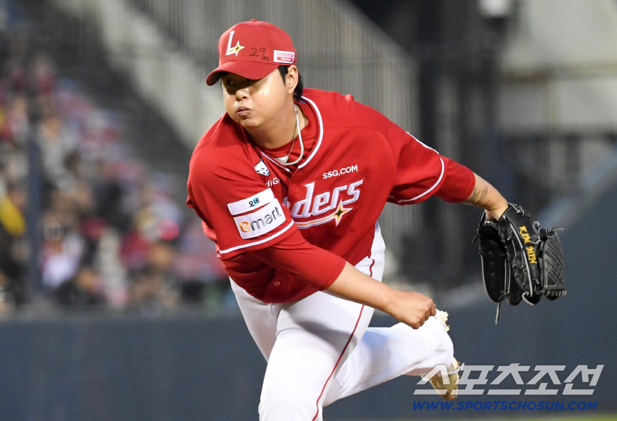 11일 잠실구장에서 열린 LG와 SSG의 경기. SSG 김민이 역투하고 있다. 잠실=박재만 기자 pjm@sportschosun.com/2026.04.11/