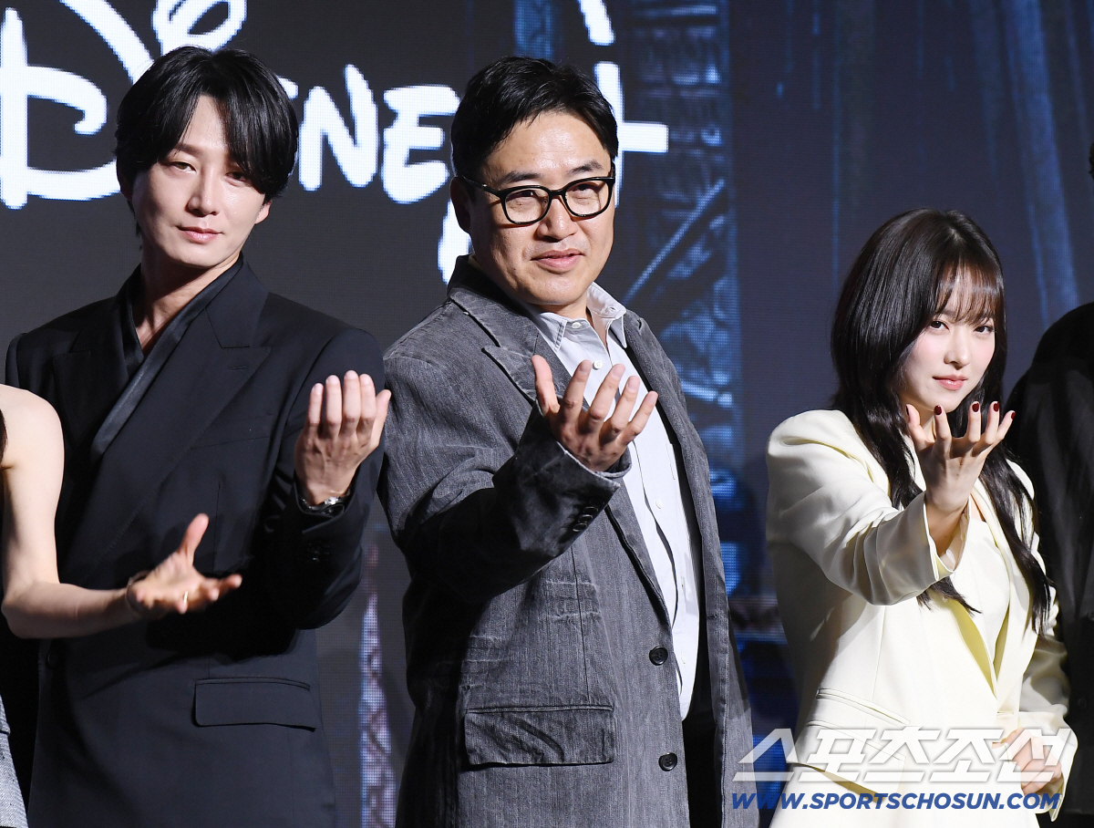 디즈니플러스 오리지널 시리즈 '골드랜드' 제작발표회가 27일 오전 서울 여의도 콘래드호텔에서 열렸다. 이현욱, 김성훈 감독, 박보영이 포즈 취하고 있다. 정재근 기자 cjg@sportschosun.com/2026.4.27/