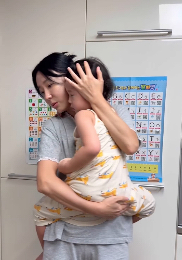 이지혜, 곱슬머리 딸 눈물에 속상..붙임머리까지 "긴 머리 되게 해주고 싶어"